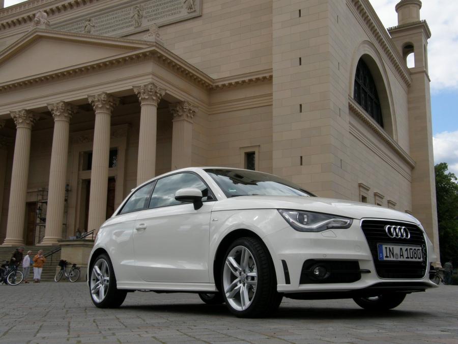  Audi A1 TDI S-Line (8X) 2010 года  (фото 2 из 6)